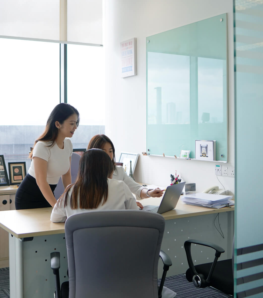 Three MET Advisory mortgage consultants discussing to help buyers to get the best interest rate for their loan package