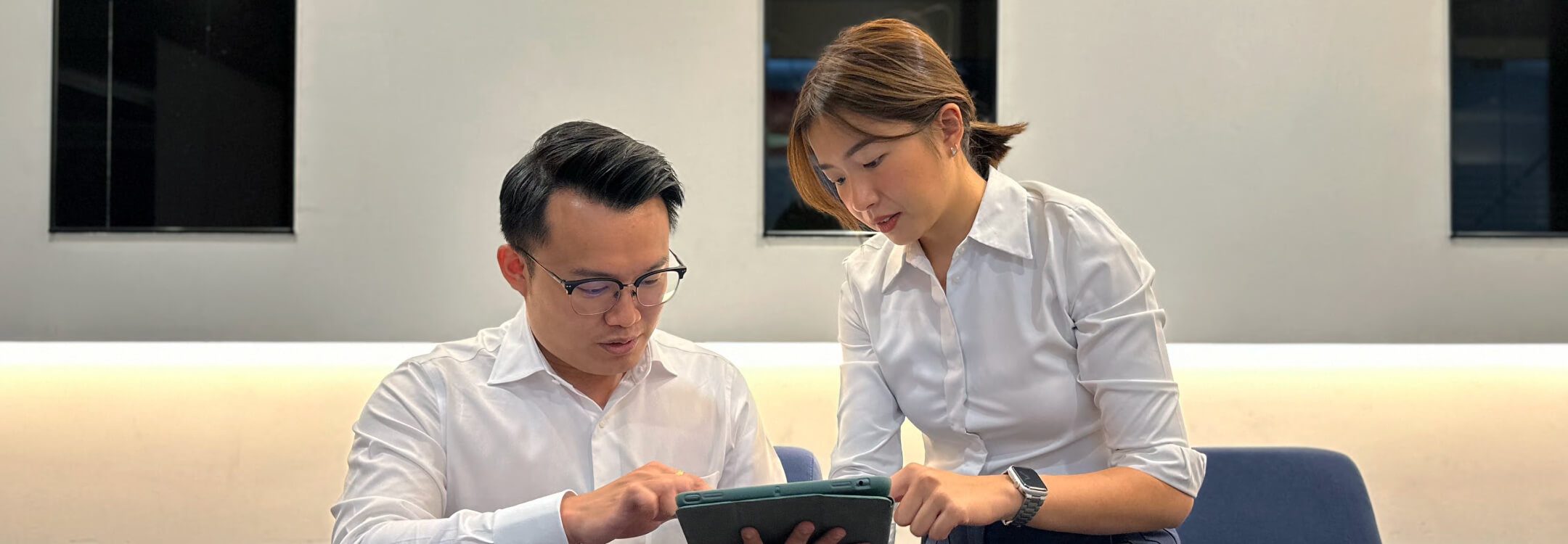 MET Advisory mortgage consultant explaining what is refinance to property owner/buyer/client